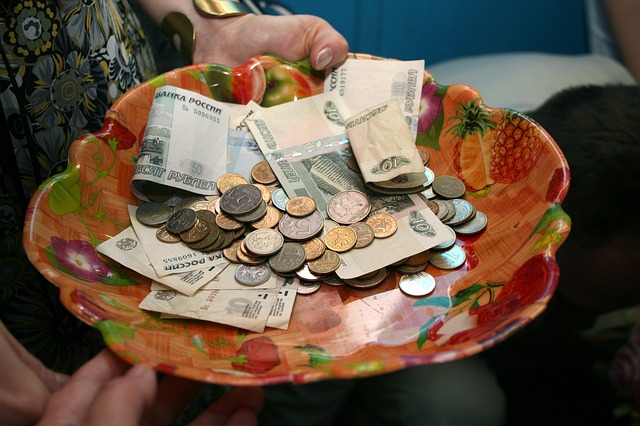 miska rublů – bankovek i mincí